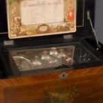 El Encanto de las Cajas de Música Antiguas en el Coleccionismo: Sonidos del Pasado